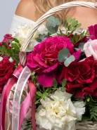 «Летний закат» роскошные белые, красные, розовые французские розы в корзине