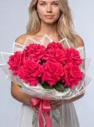 9 ярко- розовых французских роз