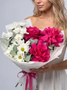 «Малиновый рассвет» ярко- розовые французские розы и белые хризантемы с эвкалиптом