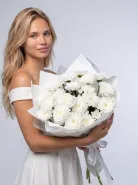 «Снежная нежность» белые хризантемы