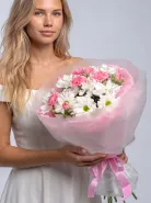 «Нежный румянец» белые хризантемы и розовые кустовые диантусы