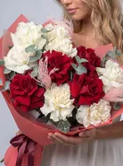 11 красных и белых французских роз с эвкалиптом и стифой