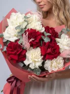 11 красных и белых французских роз с эвкалиптом и стифой