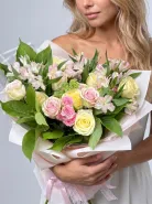 «Нежное очарование»  кремовые и розовые розы