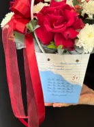 Праздничная школьная сумочка с хризантемой и красными французскими розами