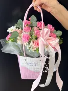 «Школьный комплимент» розовые розы, белые хризантемы, кустовые диантусы