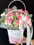 «Школьный комплимент» розовые розы, белые хризантемы, кустовые диантусы