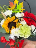 «Школьный день» подсолнух, роза, диантус и хризантема в сумочке с топпером
