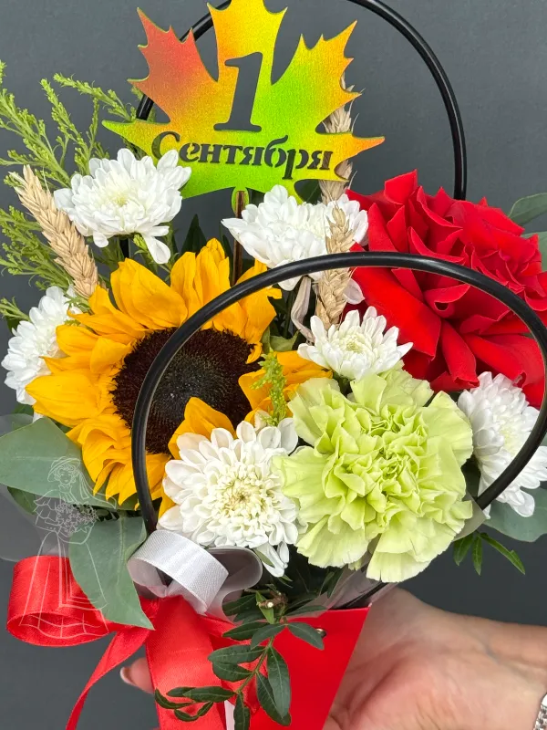 «Школьный день» подсолнух, роза, диантус и хризантема в сумочке с топпером
