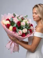 «Самоцветы для любимой» красные, белые и розовые розы с ароматным эвкалиптом