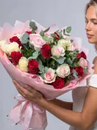 «Самоцветы для любимой» красные, белые и розовые розы с ароматным эвкалиптом