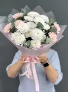 Нежное облако из белых хризантем и розовых диантусов