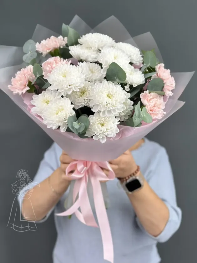 Нежное облако из белых хризантем и розовых диантусов