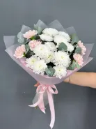 Нежное облако из белых хризантем и розовых диантусов