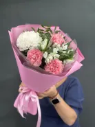 Авторский букет Розовый акцент с диантусами и альстромериями