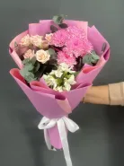 Нежный букет -комплимент из кустовой розы и хризантемы