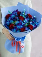 Букет из Синих орхидей (дендробиум) и красных роз