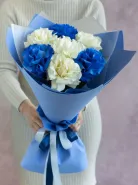 Стильный букет и синие ажурные французские розы