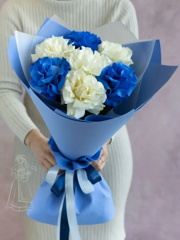 Стильный букет и синие ажурные французские розы