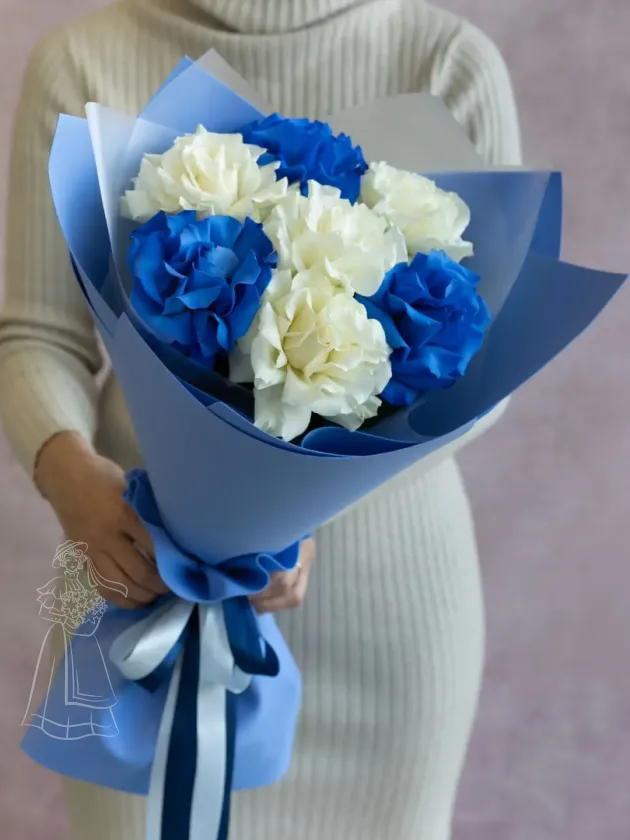 Стильный букет и синие ажурные французские розы