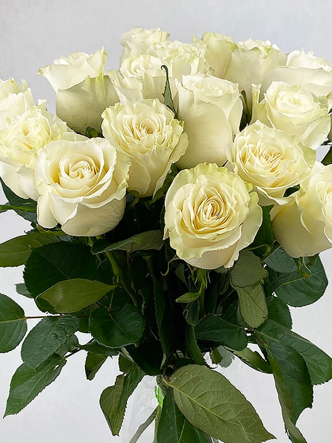 Монобукет из белых роз «Гармония» от интернет-магазина цветов в Норильске