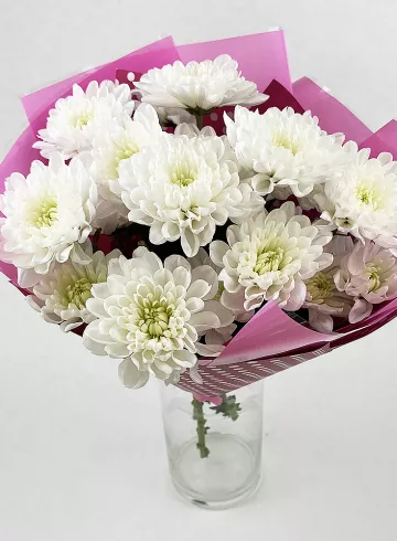 Букет из белых пушистых хризантем  от интернет-магазина цветов в Норильске