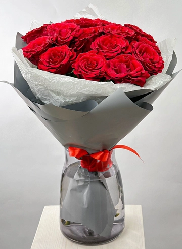 Классический букет из 15 красных роз от интернет-магазина цветов в Норильске