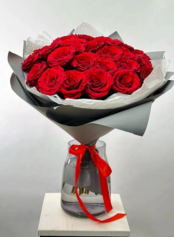 Большой классический букет из 25 красных роз от интернет-магазина цветов в Норильске
