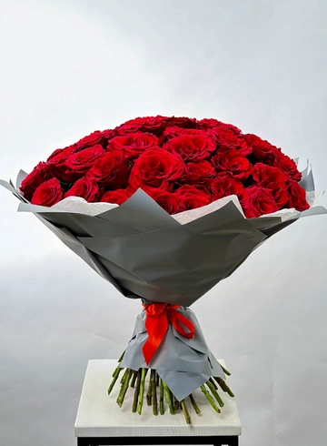 Большой классический букет из 51 красной розы от интернет-магазина цветов в Норильске