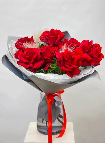 Букет из 7 красных французских роз от интернет-магазина цветов в Норильске