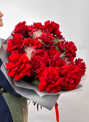 Огромный букет из 25 красных французских роз от интернет-магазина цветов в Норильске