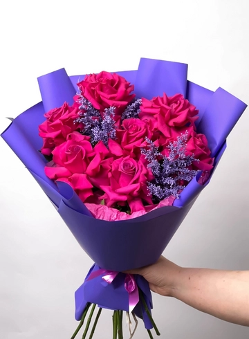 Яркий букет из 7 розовых французских роз  от интернет-магазина цветов в Норильске