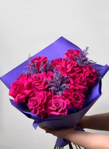 Большой яркий букет из 15 розовых французских роз от интернет-магазина цветов в Норильске