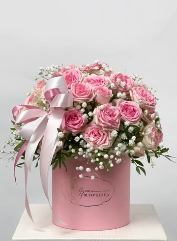 Нежная коробка с розовыми кустовыми розами от интернет-магазина цветов в Норильске