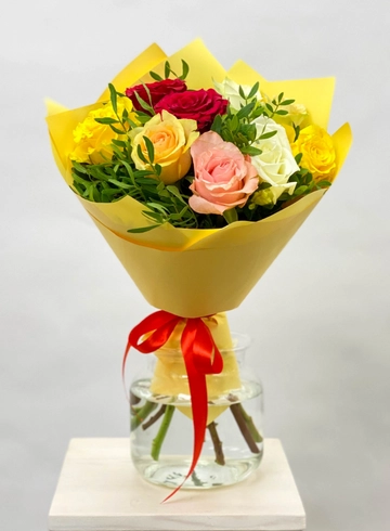 Милый яркий яркий букет из разноцветных роз от интернет-магазина цветов в Норильске