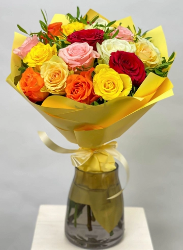 Яркий букет из разноцветных роз от интернет-магазина цветов в Норильске