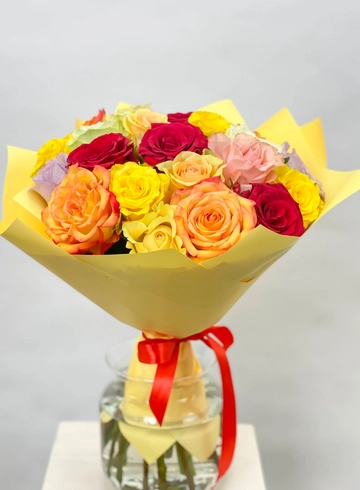 Большой яркий букет из разноцветных роз от интернет-магазина цветов в Норильске