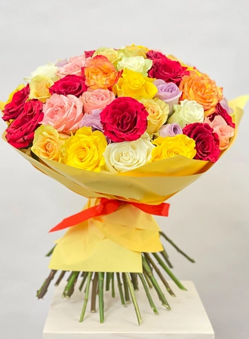 Огромный яркий букет из разноцветных роз от интернет-магазина цветов в Норильске