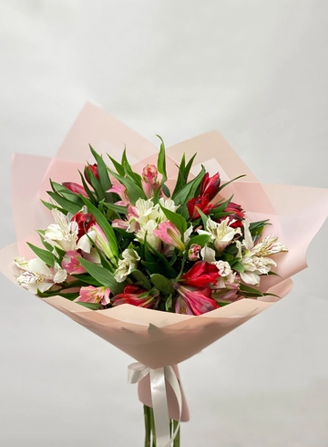 Милый букет из разноцветных альстромерий от интернет-магазина цветов в Норильске