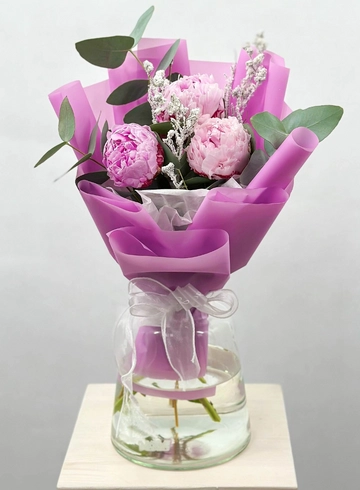 Букет из ароматных нежно-розовых пионов в яркой упаковке от интернет-магазина цветов в Норильске