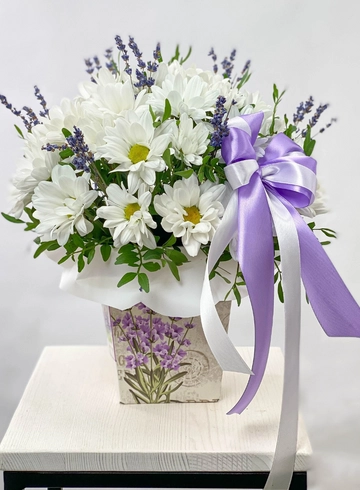 Милая коробка с белоснежной ромашковой хризантемой и ароматной лавандой от интернет-магазина цветов в Норильске