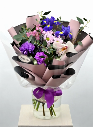 Стильный ароматный букет с розой, лавандой, ирисами и орхидеей от интернет-магазина цветов в Норильске