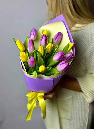 Яркий, весенний букет из 15 тюльпанов от интернет-магазина цветов в Норильске