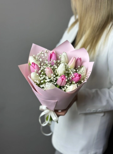 Букет из тюльпанов с гипсофилой от интернет-магазина цветов в Норильске