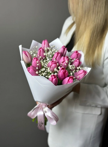 Букет из 15 тюльпанов с гипсофилой от интернет-магазина цветов в Норильске