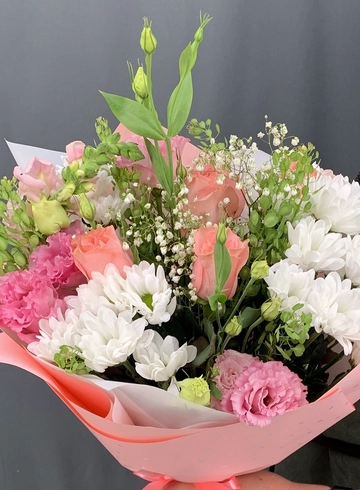 Букет с эустомой, хризантемой кустовой, розой и зеленью от интернет-магазина цветов в Норильске