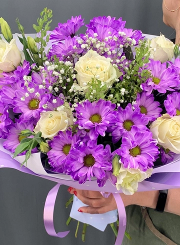 Букет из эустомы, кустовой хризантемы, роз и зелени. от интернет-магазина цветов в Норильске