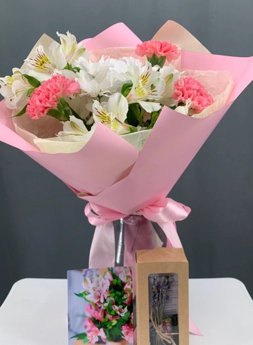 Букет с ромашкой и диантусами от интернет-магазина цветов в Норильске