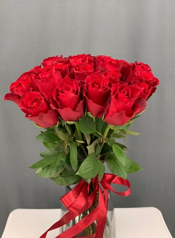 Букет из 25 красных роз под ленту от интернет-магазина цветов в Норильске