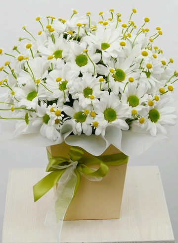 Композиция из кустовой хризантемы и танацетума от интернет-магазина цветов в Норильске